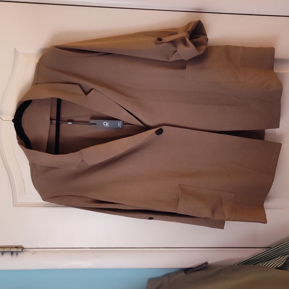 Nice modern beige Blazer in size 2X very versatile!